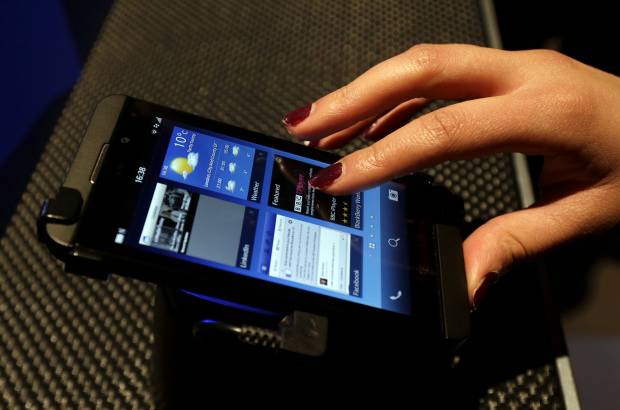 AP - Los nuevos tel&#233;fonos BlackBerry tendr&#225;n en su tienda de aplicaciones llamada BlackBerry World, pel&#237;culas, series, de ocho estudios de cine y m&#250;sica de todos los grandes sellos discogr&#225;ficos.
