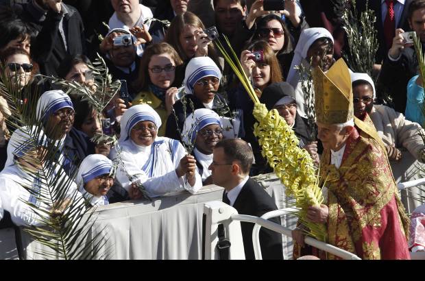 Reuters - Por primera vez en sus casi cinco a&#241;os de Pontificado, Benedicto XVI, que el 16 de abril cumplir&#225; 83 a&#241;os, presidi&#243; en el papam&#243;vil la procesi&#243;n de las Palmas del Domingo de Ramos en la plaza de San Pedro del Vaticano.