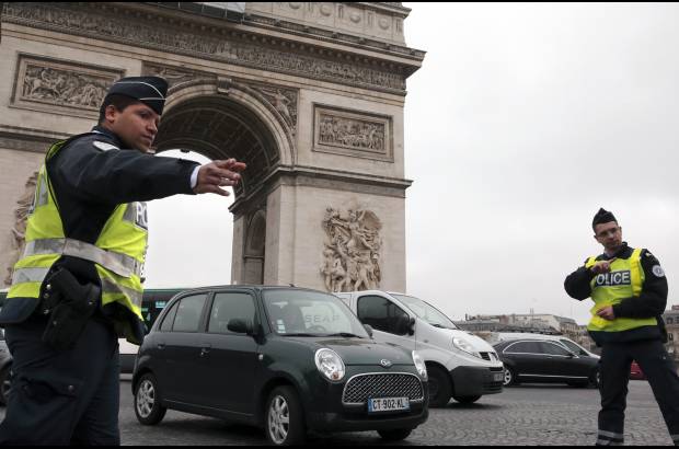 Reuters - Los policias en Francia controlan la circulaci&#243;n de autos luego de que por la alta contaminaci&#243;n el gobierno prohibiera que los veh&#237;culos terminados en par, por ejemplo, circulen los lunes.