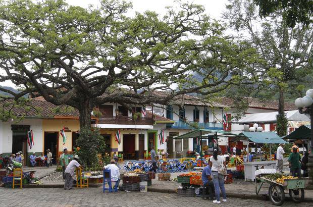 - Caminar por las calles empedradas de Santa Fe a la sombra de sus casas de fachadas blancas es uno de los mejores placeres al visitar esta población.