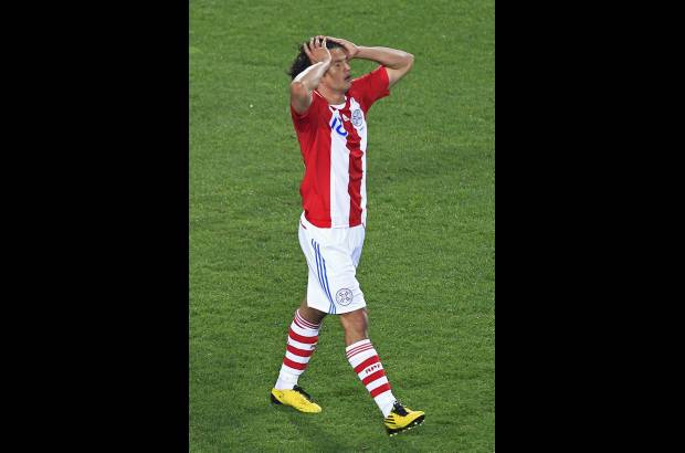 Reuters - Poco antes del descanso, Nelson Haedo, quien se lamenta en la imagen, bati&#243; a Casillas, pero el &#225;rbitro guatemalteco Carlos Batres anul&#243; el tanto por considerar un fuera de juego de Cardozo, que acompa&#241;aba la jugada.