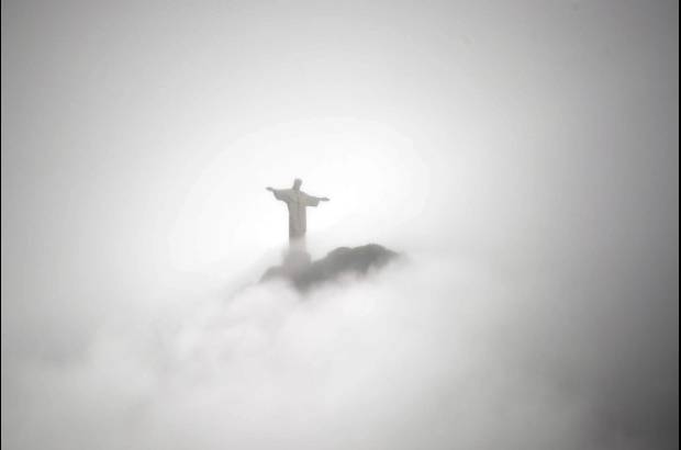 AFP - El Cristo redentor, m&#225;ximo monumento en R&#237;o de Janeiro se pierde entre las nubes.