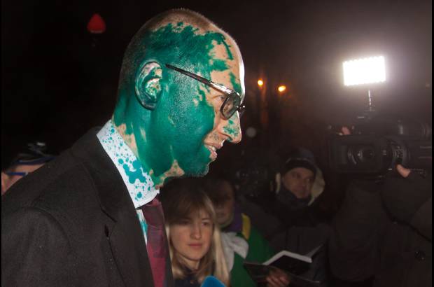 AFP - El Jefe del partido Batkivschyna de Ucrania, Aseniy Yatsenyuk habla ante los periodistas despu&#233;s de que fuera atacado y rociado con un l&#237;quido verde.