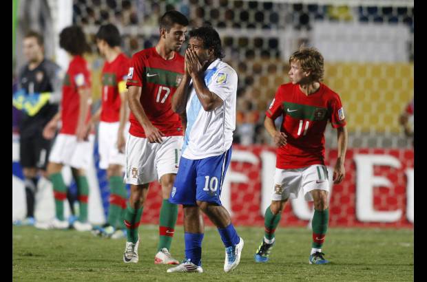 Reuters - Adem&#225;s de la falta de contundencia, Portugal cometi&#243; el error de pagar caro las infracciones de juego: C&#233;dric, Alex y Mario Rui vieron la tarjeta amarilla. Estos dos &#250;ltimos se perder&#225;n los cuartos de final por acumulaci&#243;n de tarjetas.