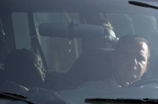 Julio Cesar Herrera - Madonna junto a su hija Mercy James saliendo del Hotel Intercontinental hacia el estadio para su concierto.