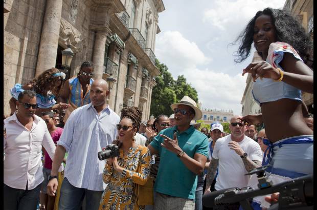 AP - Los guardaespaldas de la pareja llamaron la atención de los vecinos del popular barrio de Centro Habana, por lo que la gente se aglomeró y dio gritos hasta que la diva salió por la ventana a saludarlos.