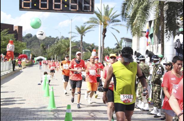 Esteban Jaramillo y Sebasti&#225;n Salazar - M&#225;s de 10 mil competidores se dieron cita en esta hist&#243;rica cita deportiva que se corr&#237;a en las modalidades de 5, 10, 21 y 42 kil&#243;metros.