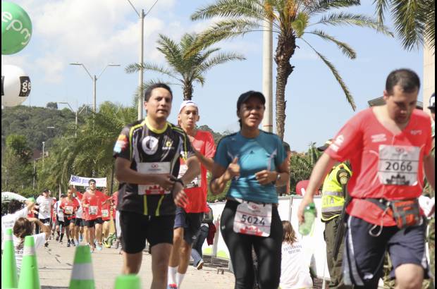 Esteban Jaramillo y Sebasti&#225;n Salazar - M&#225;s de 10 mil competidores se dieron cita en esta hist&#243;rica cita deportiva que se corr&#237;a en las modalidades de 5, 10, 21 y 42 kil&#243;metros.