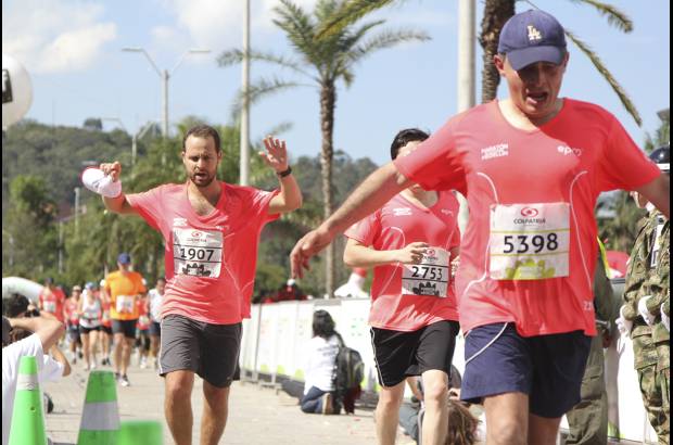 Esteban Jaramillo y Sebasti&#225;n Salazar - M&#225;s de 10 mil competidores se dieron cita en esta hist&#243;rica cita deportiva que se corr&#237;a en las modalidades de 5, 10, 21 y 42 kil&#243;metros.