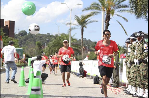 Esteban Jaramillo y Sebasti&#225;n Salazar - M&#225;s de 10 mil competidores se dieron cita en esta hist&#243;rica cita deportiva que se corr&#237;a en las modalidades de 5, 10, 21 y 42 kil&#243;metros.