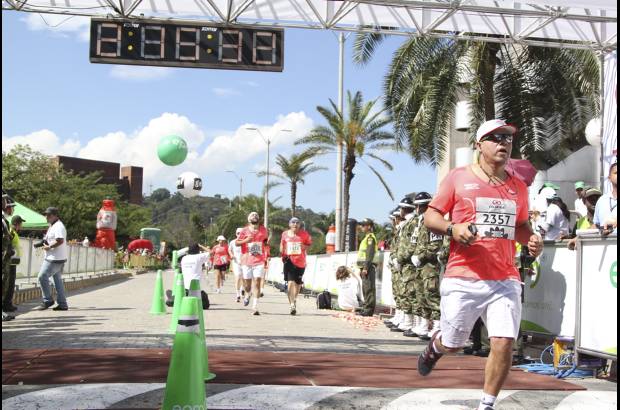 Esteban Jaramillo y Sebasti&#225;n Salazar - M&#225;s de 10 mil competidores se dieron cita en esta hist&#243;rica cita deportiva que se corr&#237;a en las modalidades de 5, 10, 21 y 42 kil&#243;metros.