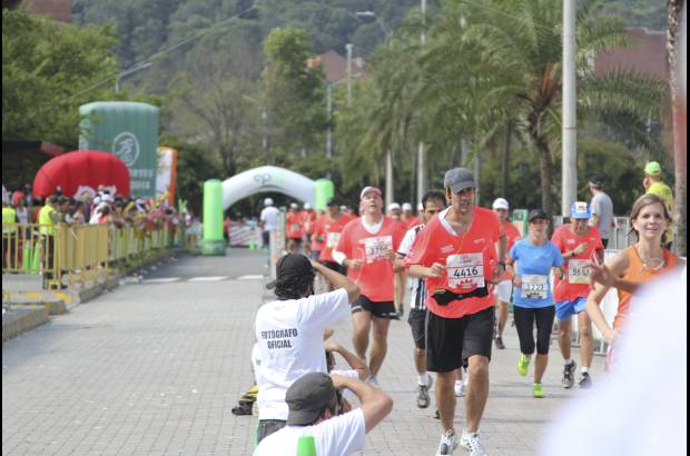 Esteban Jaramillo y Sebasti&#225;n Salazar - M&#225;s de 10 mil competidores se dieron cita en esta hist&#243;rica cita deportiva que se corr&#237;a en las modalidades de 5, 10, 21 y 42 kil&#243;metros.