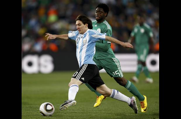 Reuters - Messi causó estragos con su gambeta enloquecida y fue figura. Arañó varias veces el gol, pero tropezó con una actuación monumental del arquero Vincent Enyeama, que le ahogó el festejo en cuatro ocasiones con grandes atajadas.