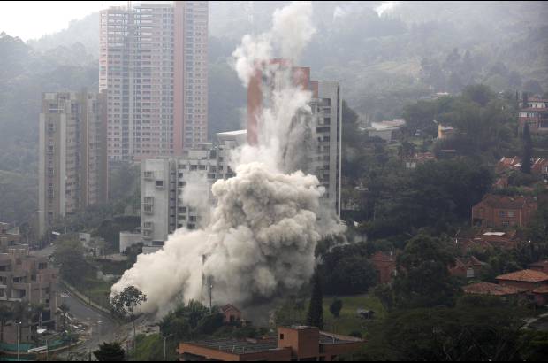Manuel Saldarriaga - La nube de polvo que dej&#243; la implosi&#243;n se confundi&#243; con la neblina que cubr&#237;a el sector a esa hora de la ma&#241;ana.