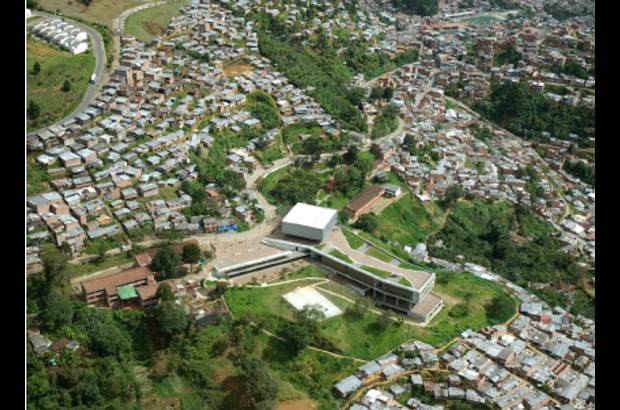 Categor&#237;a Proyecto Arquitect&#243;nico - El Colegio Santo Domingo Savio integra dos escuelas vecinas y propone un nuevo tejido de espacios p&#250;blicos para la zona.