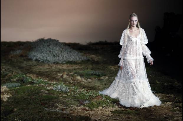 AFP - Creaci&#243;n de la casa Alexander McQueen en la semana de la moda de Par&#237;s.