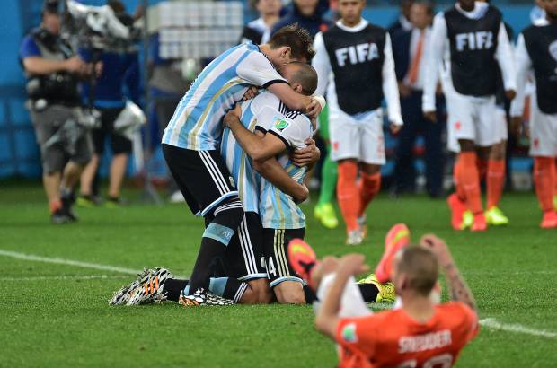 FOTO AFP - Por tercera vez en la historia habr&#225; final entre la albiceleste y los alemanes, con un t&#237;tulo por lado. La &#250;ltima final de Argentina justamente fue ante los germanos. R&#237;o de Janeiro ser&#225; el privilegiado escenario de un hist&#243;rico desempate entre dos potencias del f&#250;tbol mundial.