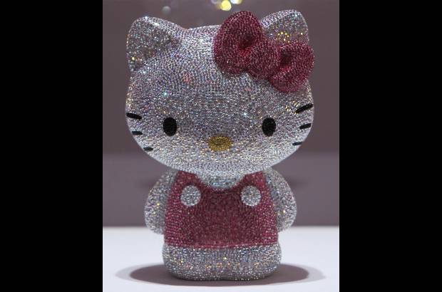 Reuters - En esta estatuilla, de Hello Kitty, la firma Swarovski empleó 19.636 cristales.