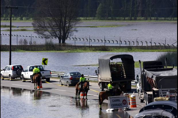 Christian Castillo, Colprensa - El desbordamiento del r&#237;o Bogot&#225; ocasion&#243; un tranc&#243;n en la v&#237;a Cajic&#225; � Bogot&#225; por la Autopista Norte.