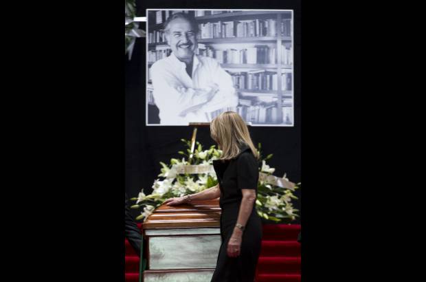 Foto AP - Al llegar la carroza f&#250;nebre al Palacio de Bellas Artes, a las 12.00 hora local (17.00 GMT), su viuda, Silvia Lemus, y su hija, Cecilia Fuentes Macedo, esperaban en la puerta.