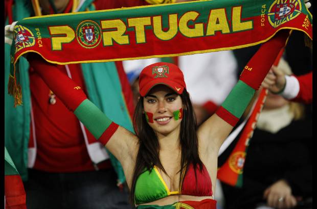 AP - Mucha belleza en territorio sudafricano apoyando a los distintos seleccionados.