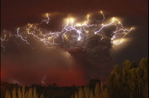 Reuters - El volc&#225;n Puyehue de la cadena volc&#225;nica Cord&#243;n Caulle lanz&#243; una gran columna de humo y ceniza que alcanz&#243; los 10 kil&#243;metros de altura.