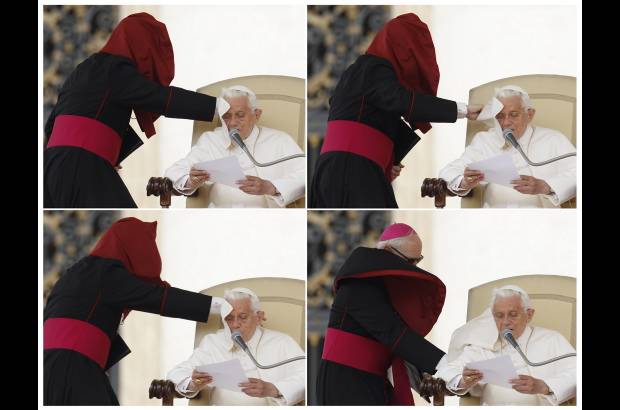 Reuters - El fuerte viento le jug&#243; una mala pasada al Papa Benedicto XVI, durante su audiencia semanal en la Plaza de San Pedro en el Vaticano, el obispo Patrick Foley estuvo muy pendiente del sumo pont&#237;fice.
