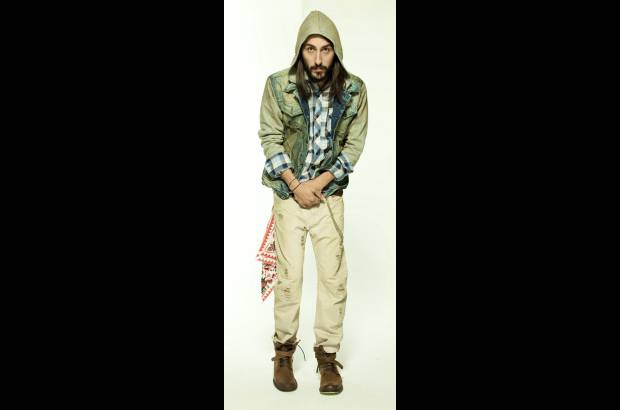 - No Project llega con su colección Diarios de motocicleta, retomando ideas de la cultura motociclista americana. Los diseños presentan acabados, desgastados, taches, cadenas, interesantes intervenciones textiles y numerosos apliques en todas sus prendas tanto femeninas como masculinas.