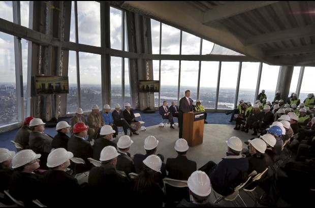 AP - El Presidente y CEO de la empresa que ejecutará la plataforma de observación en el piso 100 del edificio One World Trade Center, David Checketts en la rueda de prensa.