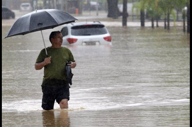 Reuters - En Río de Janeiro tratan de volver a la normalidad, tras las fuertes lluvias que inundaron la ciudad.