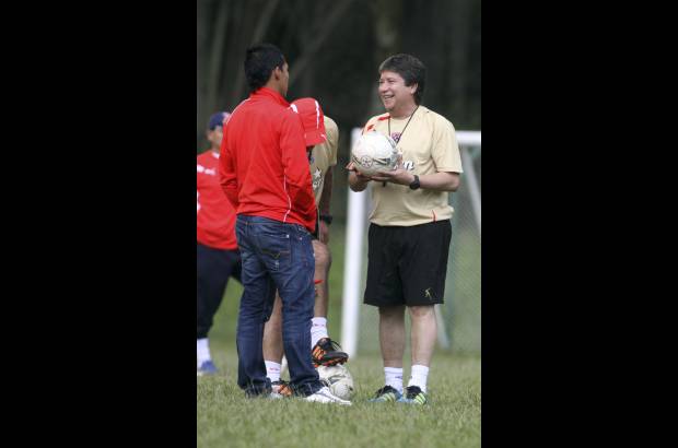 Manuel Saldarriaga - Hern&#225;n Dar&#237;o G&#243;mez firm&#243; por dos a&#241;os como t&#233;cnico del rojo de la monta&#241;a. En la foto aparece hablando con John Javier Choronta Restrepo.