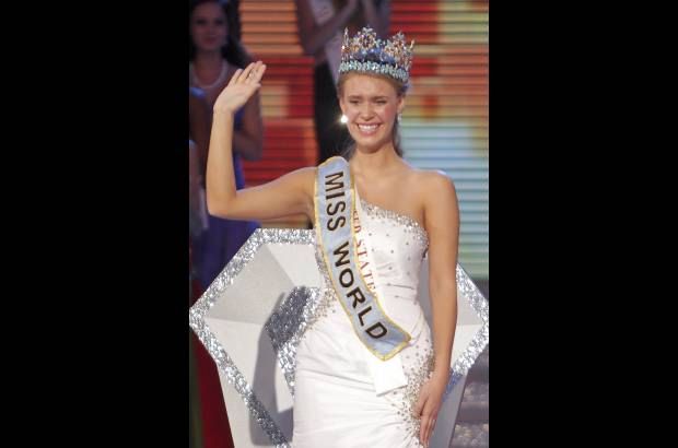 AP - Alexandria Mills se convirti&#243; en la Miss Mundo n&#250;mero 60.