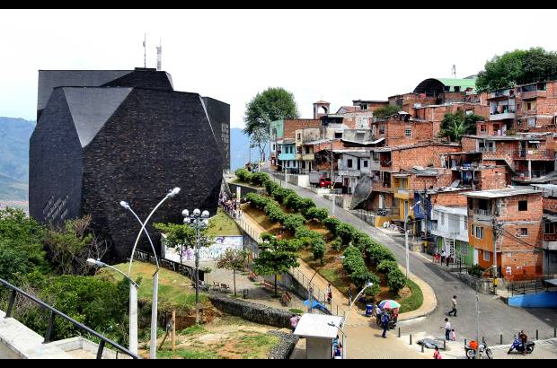 FOTO EL COLOMBIANO - Espacios dise&#241;ados para contribuir a la transformaci&#243;n de la ciudad desde los &#225;mbitos educativo, cultural y social. En los parques biblioteca convergen distintas instituciones en un mismo espacio para generar tejido social y plantear un nuevo estilo de convivencia.