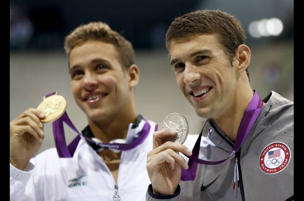 AP - En Atenas 2004 ganó seis medallas de oro: los 200 y 400 estilos, los 100 y los 200 mariposa, los 4x100 estilos y los 4x200 libre. Y bronce en los 4x100 libre y los 200 libre.