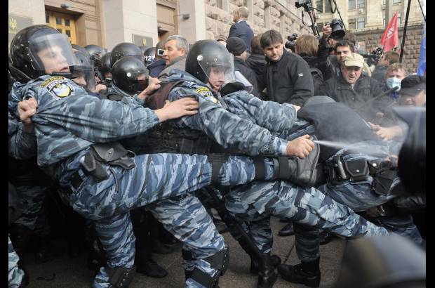 Reuters - Activistas de los partidos de la oposici&#243;n ucraniana se enfrentan a la polic&#237;a en un intento de entrar en la oficina de la alcald&#237;a de Kiev.