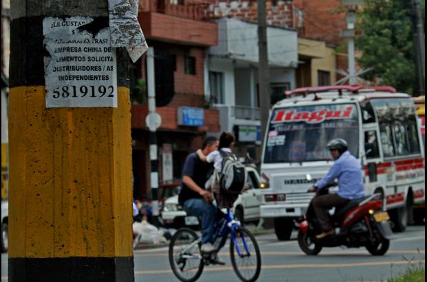Henry Agudelo - Ocultando las espera de aquellas personas que miraran la descripción ya sin rastro de personas que nunca más volvieron a casa, de llamadas a dueños de mascotas para cobrar recompensas, de la devoción y la fe que se pierde al ver que su anuncio no surtio el efecto.