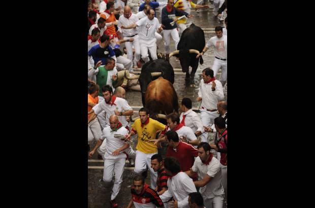 AFP - Las fiestas San Fermín, en las que una multitud corre junto a seis toros bravos por las calles de Pamplona, en España, son uno de los mayores atractivos en esta época del año. Desde 1924, 15 personas han muerto en los encierros que fueron inmortalizados en la novela Fiesta de Hemingway.