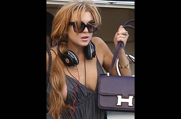 - Lohan mostr&#243; un seno por accidente cuando se bajaba de un helic&#243;ptero en Brasil.
