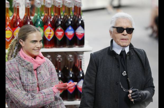 AP - La modelo Cara Delevingne termina la pasarela de Chanel. Karl Lagerfeld, dise&#241;ador de la firma, recibi&#243; los aplausos de los asistentes.