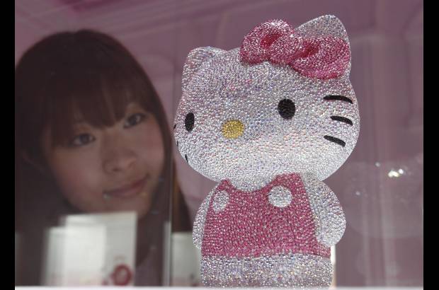 Reuters - Swarovski se unió a la iniciativa con la creación de esta muñeca, que tiene 19.636 cristales.