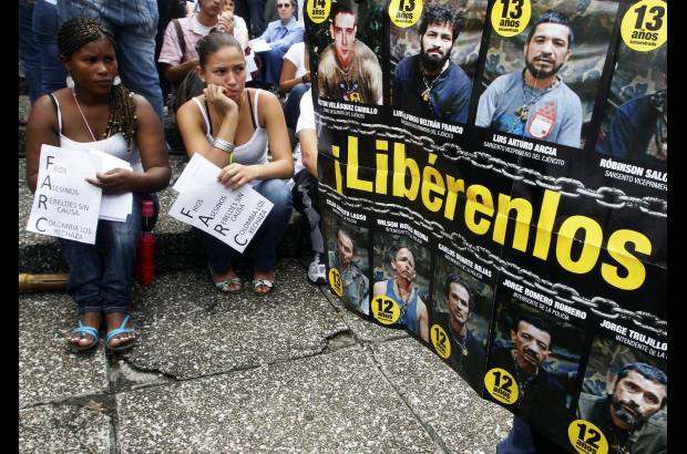 Reuters - Las pancartas con los que siguen secuestrados, sensibilizaron a una poblaci&#243;n que se visti&#243; de blanco y se manifest&#243; en la calles de Medell&#237;n y Colombia.