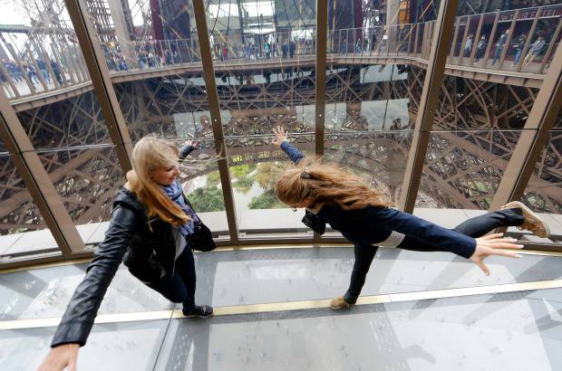 Reuters - Moatti describió el nuevo nivel como "un pequeño núcleo urbano suspendido sobre la ciudad", que se dispone en torno a un vacío "similar al cráter de un volcán" y que a partir de ahora se despliega ante la mirada del visitante a través de las vallas acristaladas.