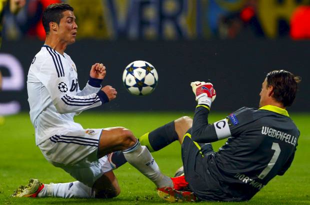 REUTERS - Real Madrid dispuso de dos buenas ocasiones al final del encuentro, una en los pies de Cristiano y otra para Varane, pero no consiguieron reducir la diferencia.