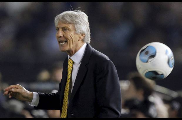 Reuters - El técnico argentino de Colombia, José Pekerman sacó a James Rodríguez por lesión y ordenó el ingreso de Juan Guillermo Cuadrado, un lateral con marca y poder ofensivo.