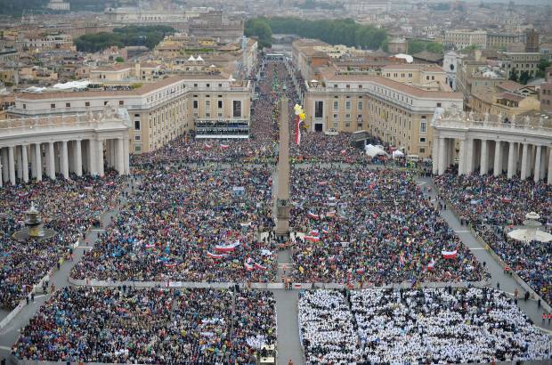 FOTO AFP - La multitud que se extendía desde la plaza de San Pedro hasta el río Tíber y más allá rompió en aplausos.