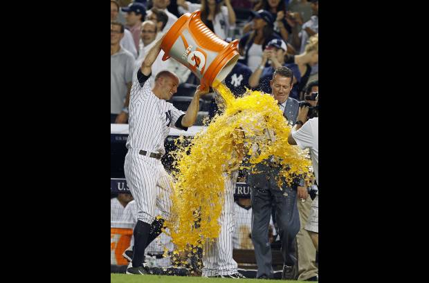 Reuters - El ritual del agua entre Brett Gardner de los New York Yankees sobre Jayson Nix de los Azulejos de Toronto, todo en la Liga Americana de b&#233;isbol.
