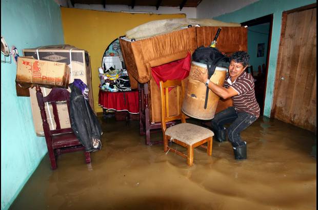 Colprensa - En el municipio de Jamundí resultaron inundados más de 10 barrios por el desbordamiento del río del mismo nombre de la población.