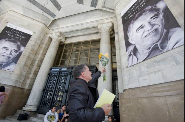 AFP - En la entrada al Palacio de Bellas Artes de M&#233;xico fueron ubicadas dos grandes im&#225;genes de Gabo.