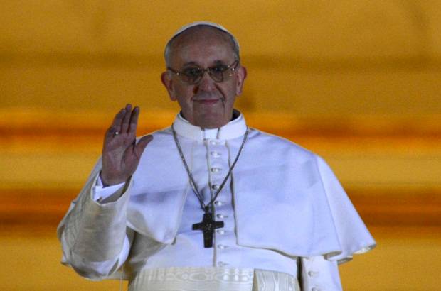 REUTERS - El humo blanco apareci&#243; en la lluviosa noche romana y las campanas de la bas&#237;lica de San Pedro repicaron con fuerza para anunciar al mundo que la Iglesia Cat&#243;lica tiene nuevo Papa.