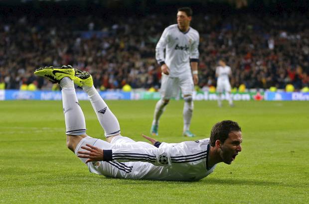 AP - Con el Galatasaray roto y despu&#233;s de varias advertencias, lleg&#243; el tercero en una falta lanzada por Xabi Alonso que remat&#243; de cabeza Gonzalo Higua&#237;n.